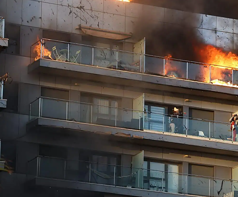Un incendio con personas atrapadas devora dos edificios en Valencia