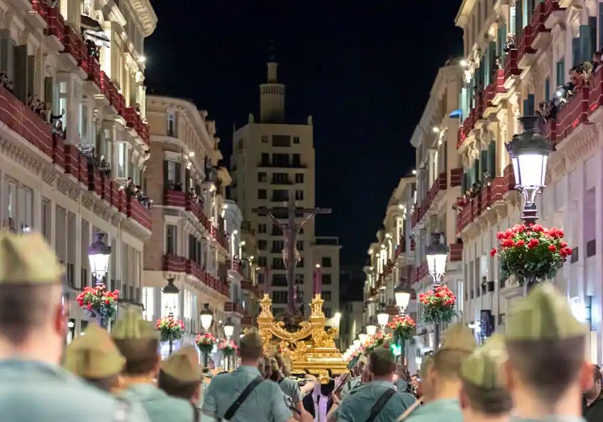 Legionarios desfilan tras el Cristo de la Buena Muerte en la calle Larios de Málaga