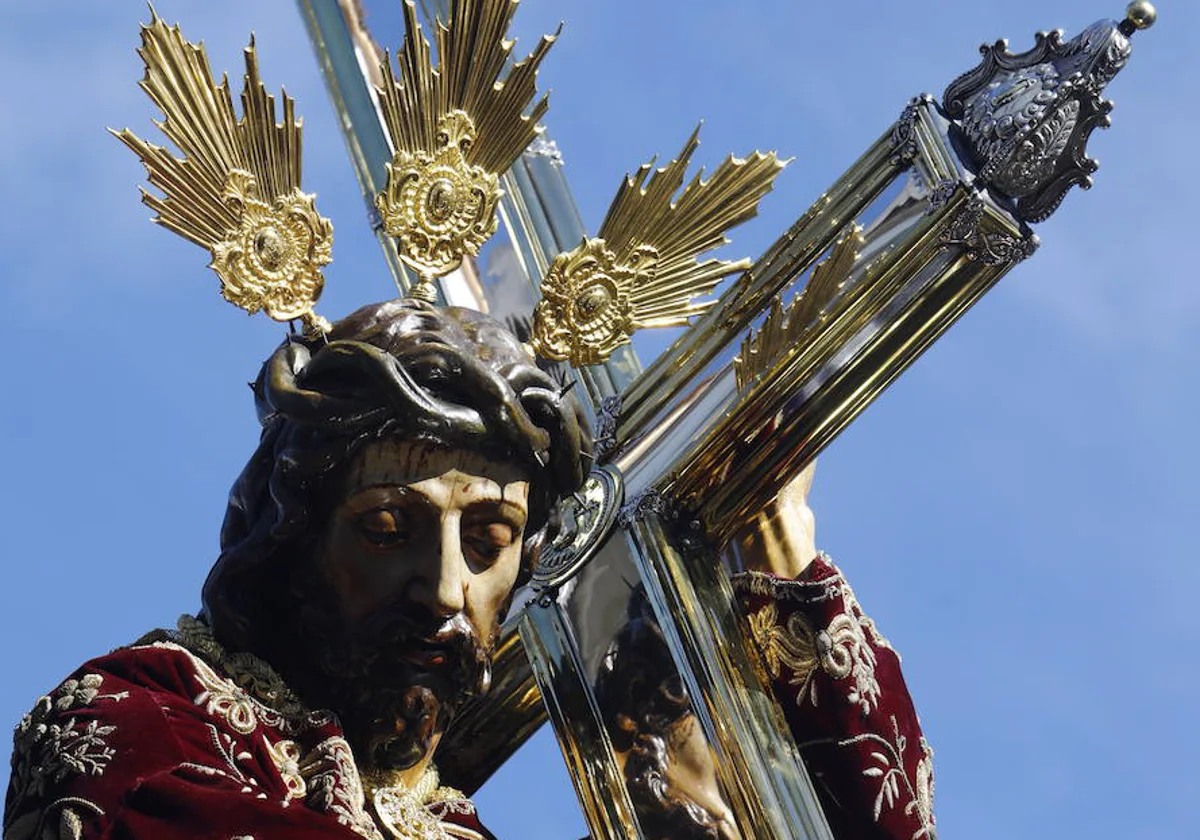 Jesús Nazareno, con sus potencias de oro