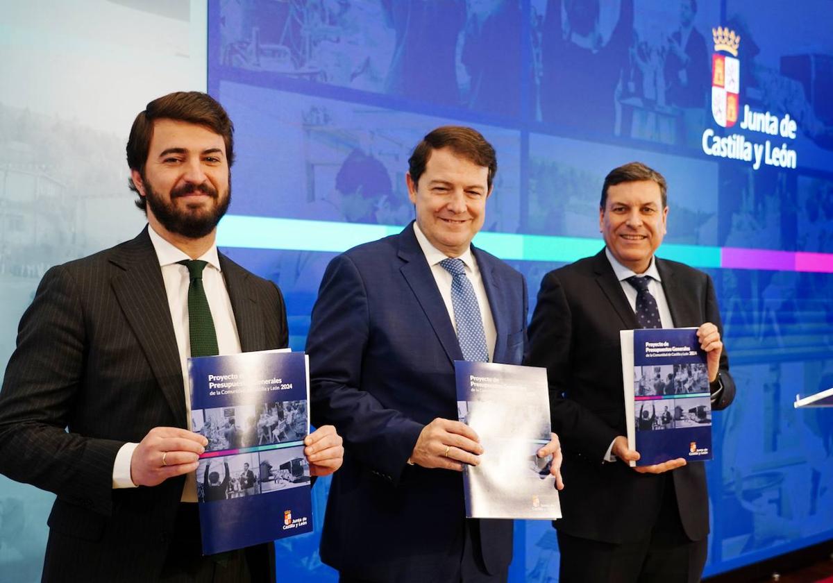 Gallardo, Mañueco y Carlos Fernández Carriedo, durante la presentación de los Presupuestos de 2024