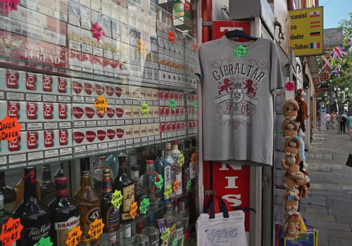 Imagen de un establecimiento de venta de tabaco y alcohol en Gibraltar