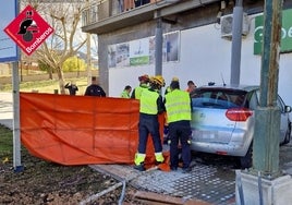 Muere un conductor tras sufrir un paro cardíaco y estrellarse contra una fachada  en Alcoy