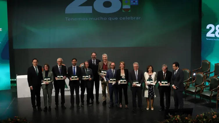 Los premiados de Córdoba con las banderas de Andalucía: entre el reconocimiento y el orgullo