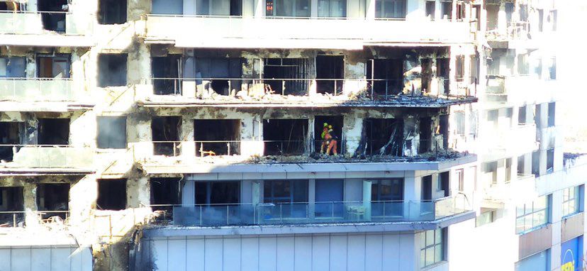 Bomberos accediendo al interior del edificio este viernes