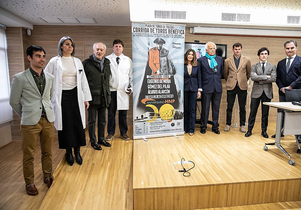 Los médicos, los toreros, el ganadero y los empresarios en la presentación del cartel