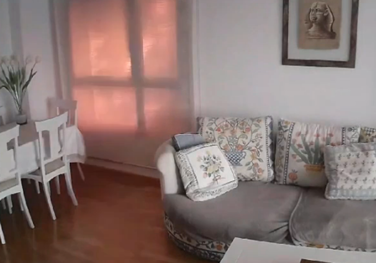 La cámara de seguridad del cuarto piso del edificio muestra las llamas a través de la ventana
