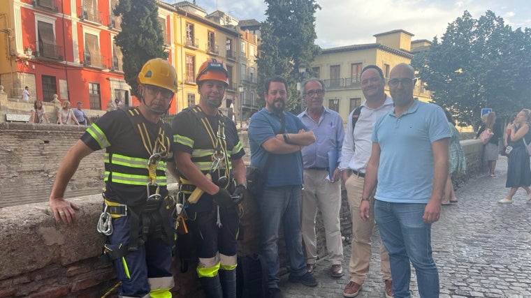 Javier Górriz, con personas de su equipo, preparando su trabajo en el Darro