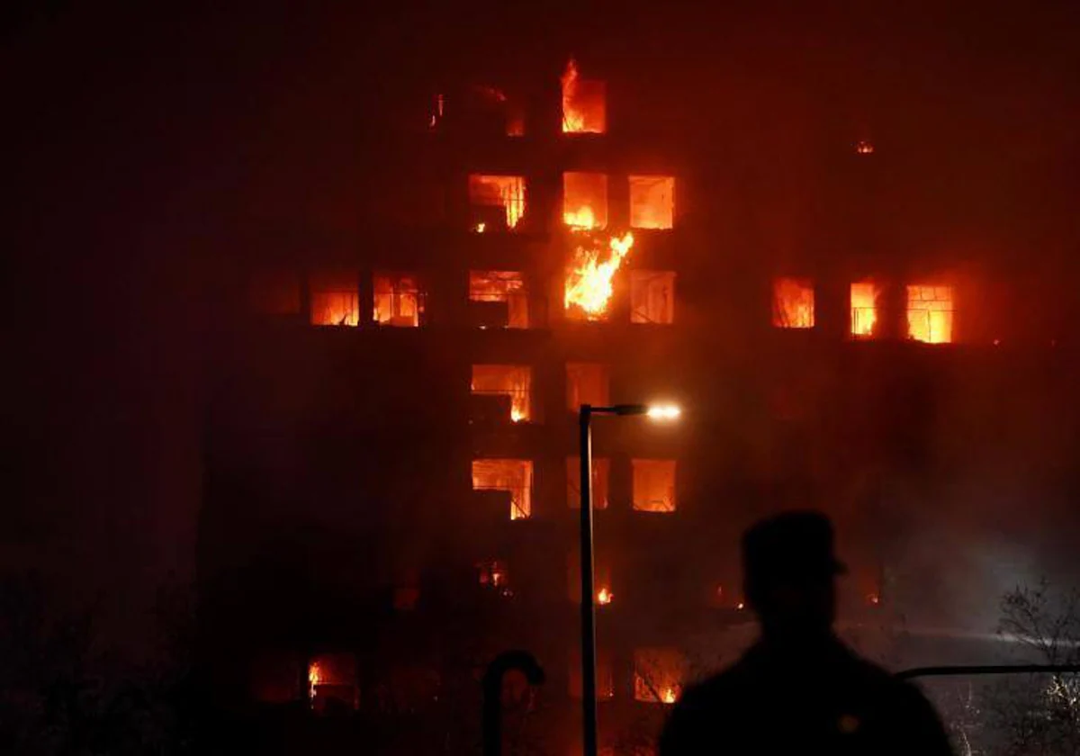 El edificio de Valencia, envuelto en llamas