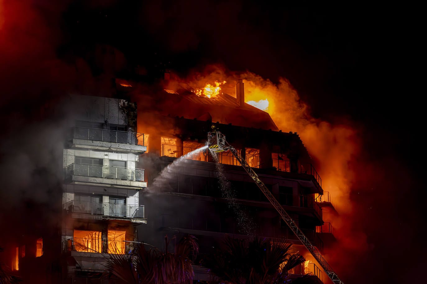 Imagen del incendio en el edificio del barrio de Campanar, en Valencia