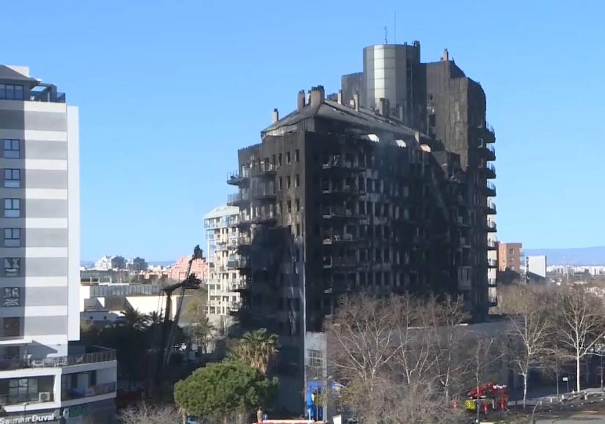 Imagen del edificio incendiado en el barrio de Campanar