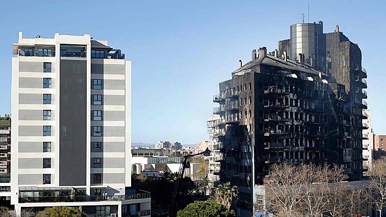 El día después en la zona cero del incendio en Valencia: «Nadie entiende nada»