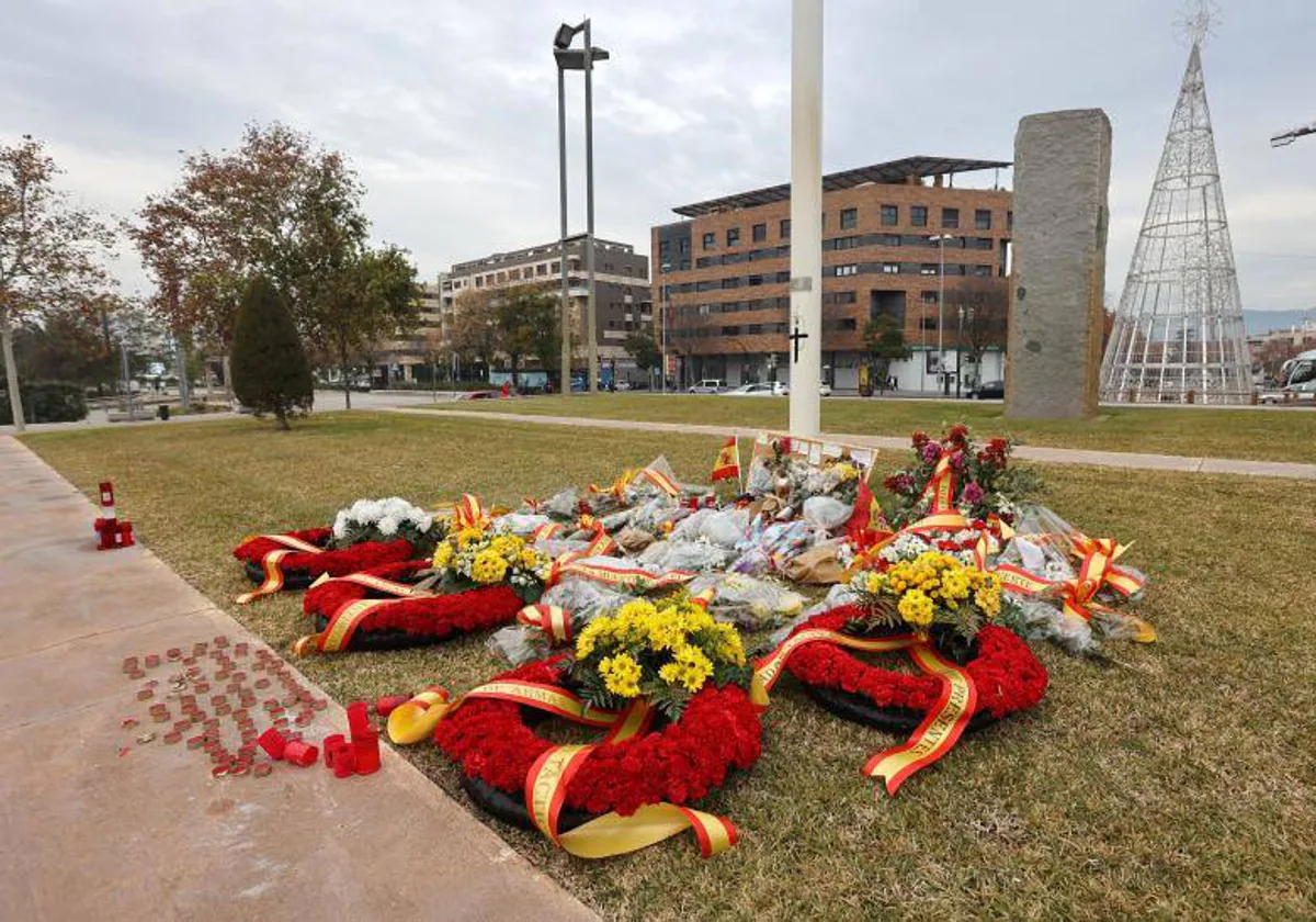 Ofrenda floral a los dos militares muertos en la base de Cerro Muriano el pasado 21 de diciembre