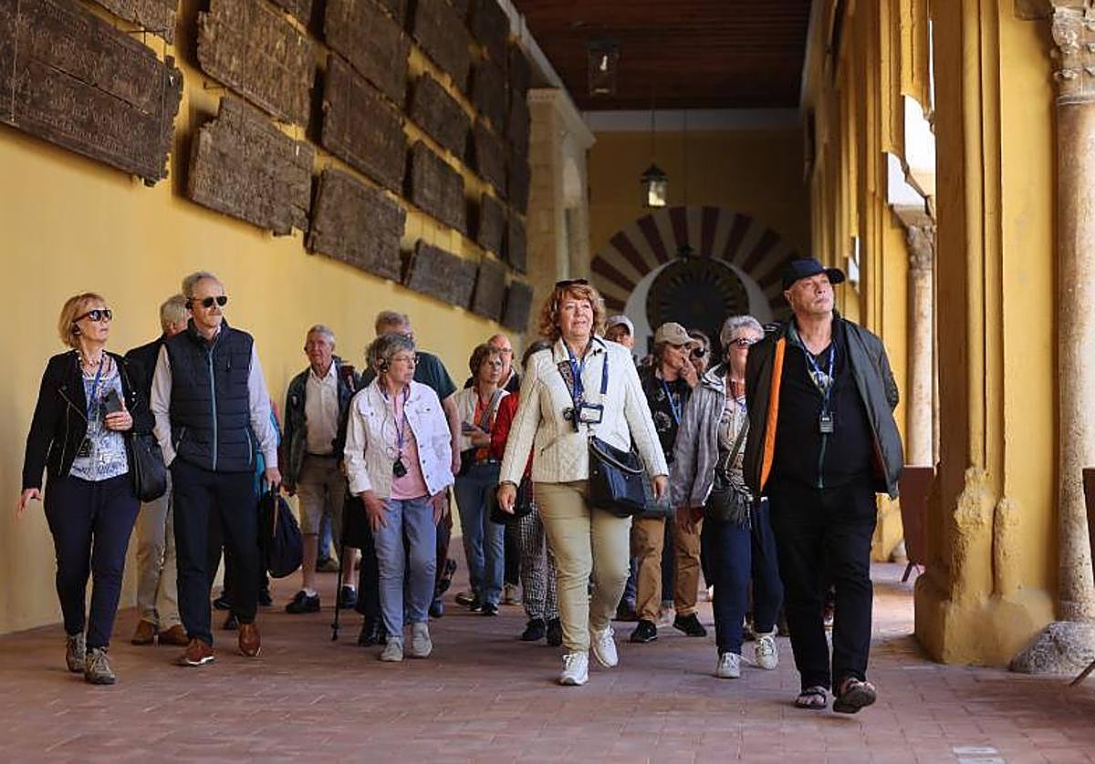 Un grupo de turistas paseando por la Mezquita-Catedral de Córdoba