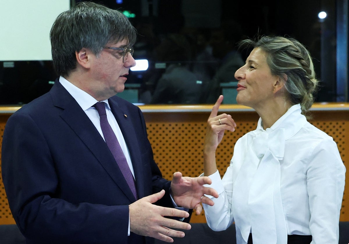 Yolanda Díaz con Carles Puigdemont en el Parlamento de Bruselas