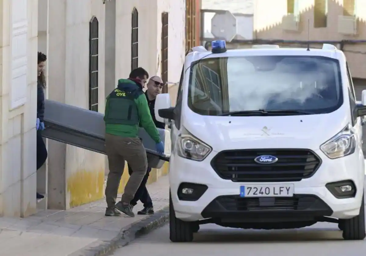 La Guardia Civil porta el cadáver de la mujer asesinada presuntamente por su marido en Aldea del Rey