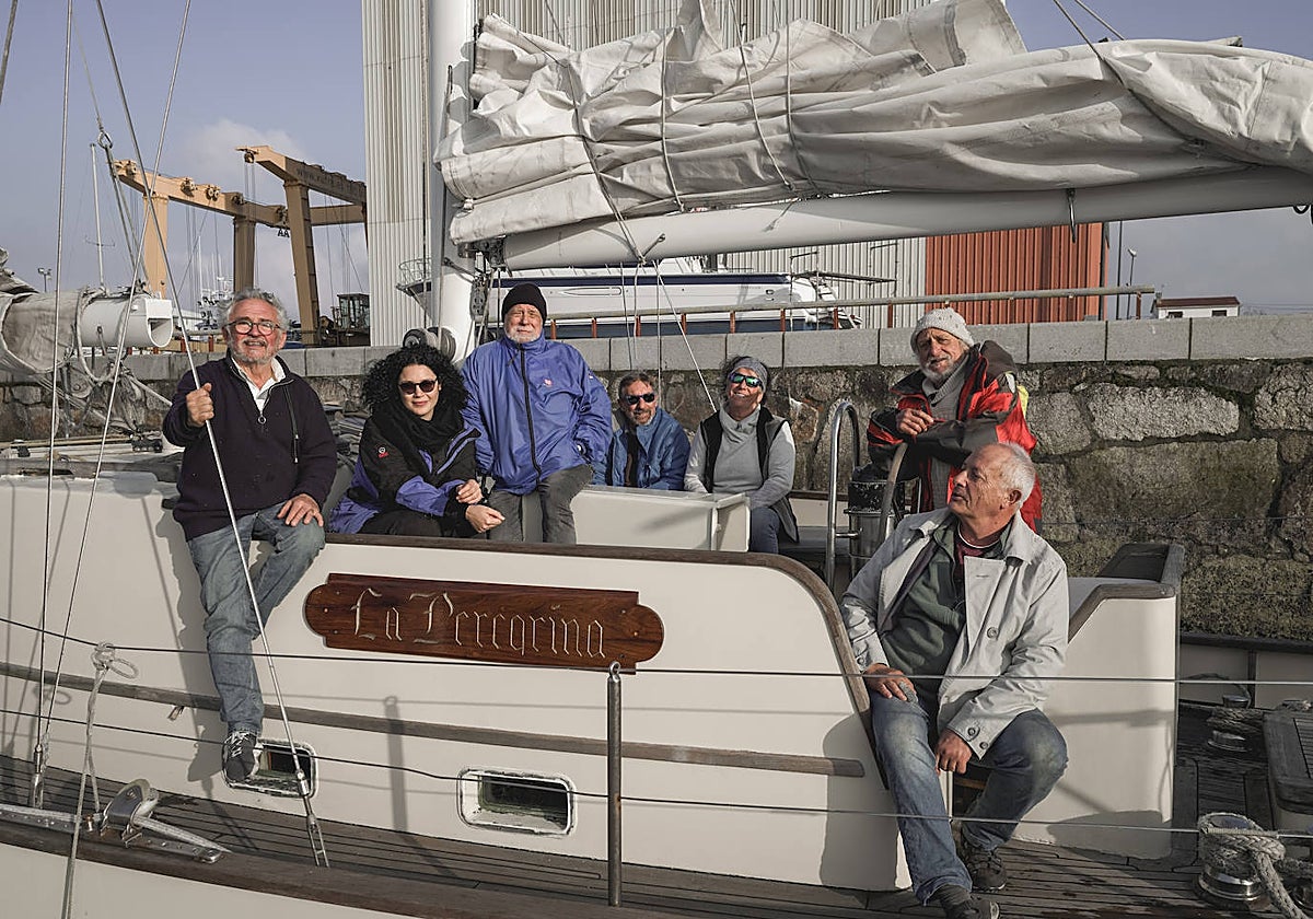 Retrato de la tripulación de 'La Peregrina', velero con el que recorrerán 3.000 millas náutica