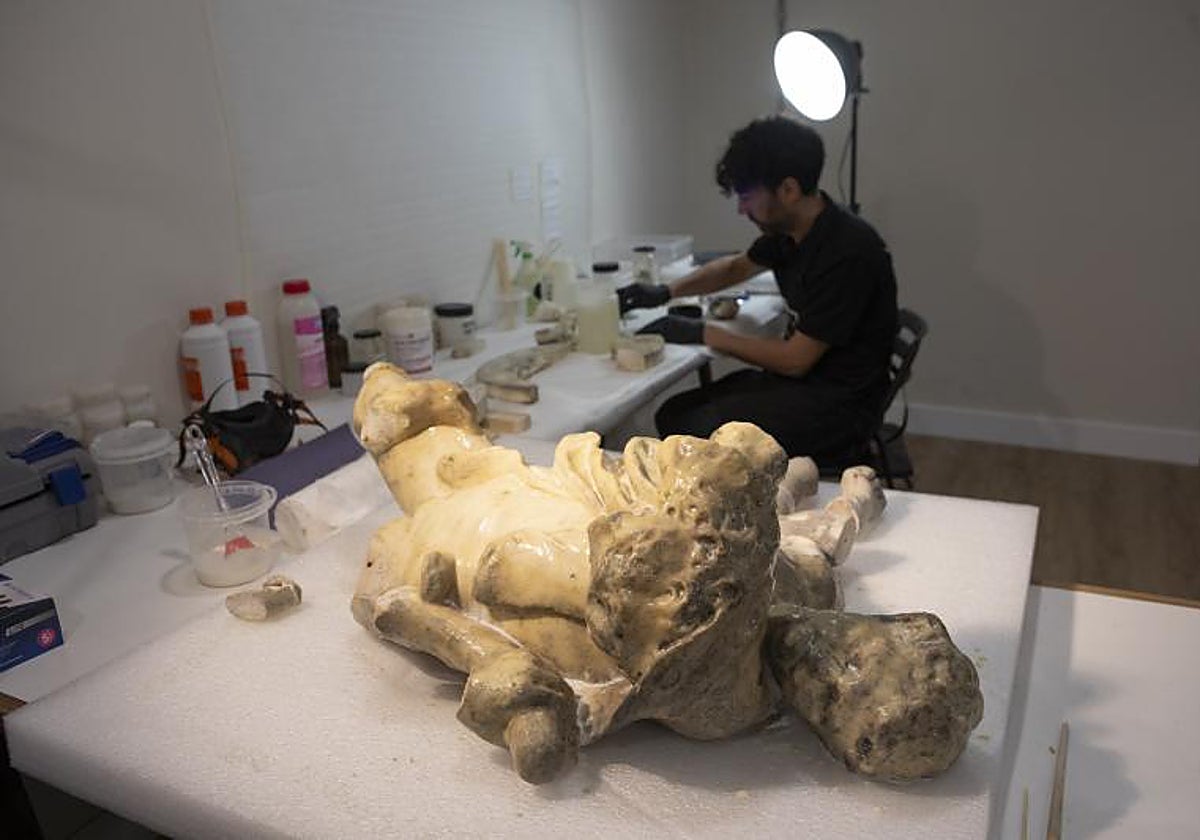 Hércules (sobre estas líneas) está partido y despedazado en 50 piezas