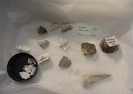 Imagen secundaria 1 - El restaurador Miguel Ángel Navarro y la pieza de Yolao y la hidra durante su proceso de restauración