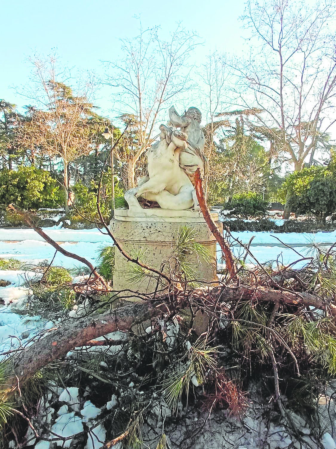 La obra ha soportado las inclemencias del exterior hasta enero de 2021, cuando una rama la partió en dos.