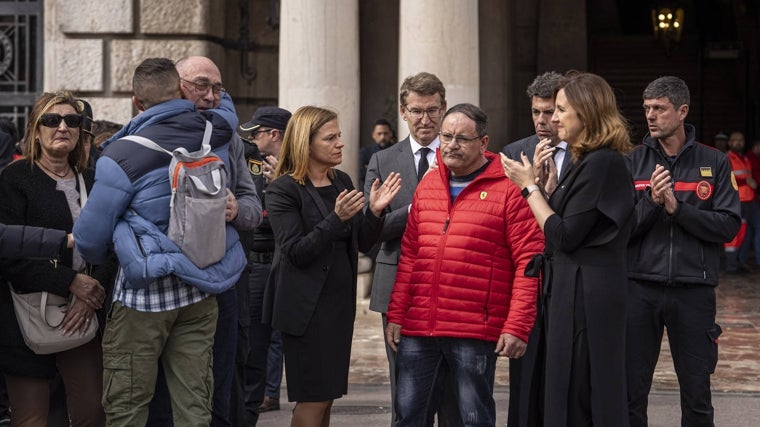 Imagen del reconocimiento a Julián, el conserje del edificio incendiado, durante el minuto de silencio por las víctimas celebrado este sábado en Valencia