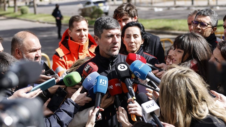 Imagen del inspector jefe de Bomberos del Ayuntamiento de Valencia, Enrique Chisbert, atendiendo a los medios este sábado