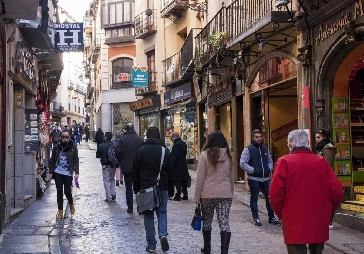 Vecinos de Toledo caminando por la calle Comercio