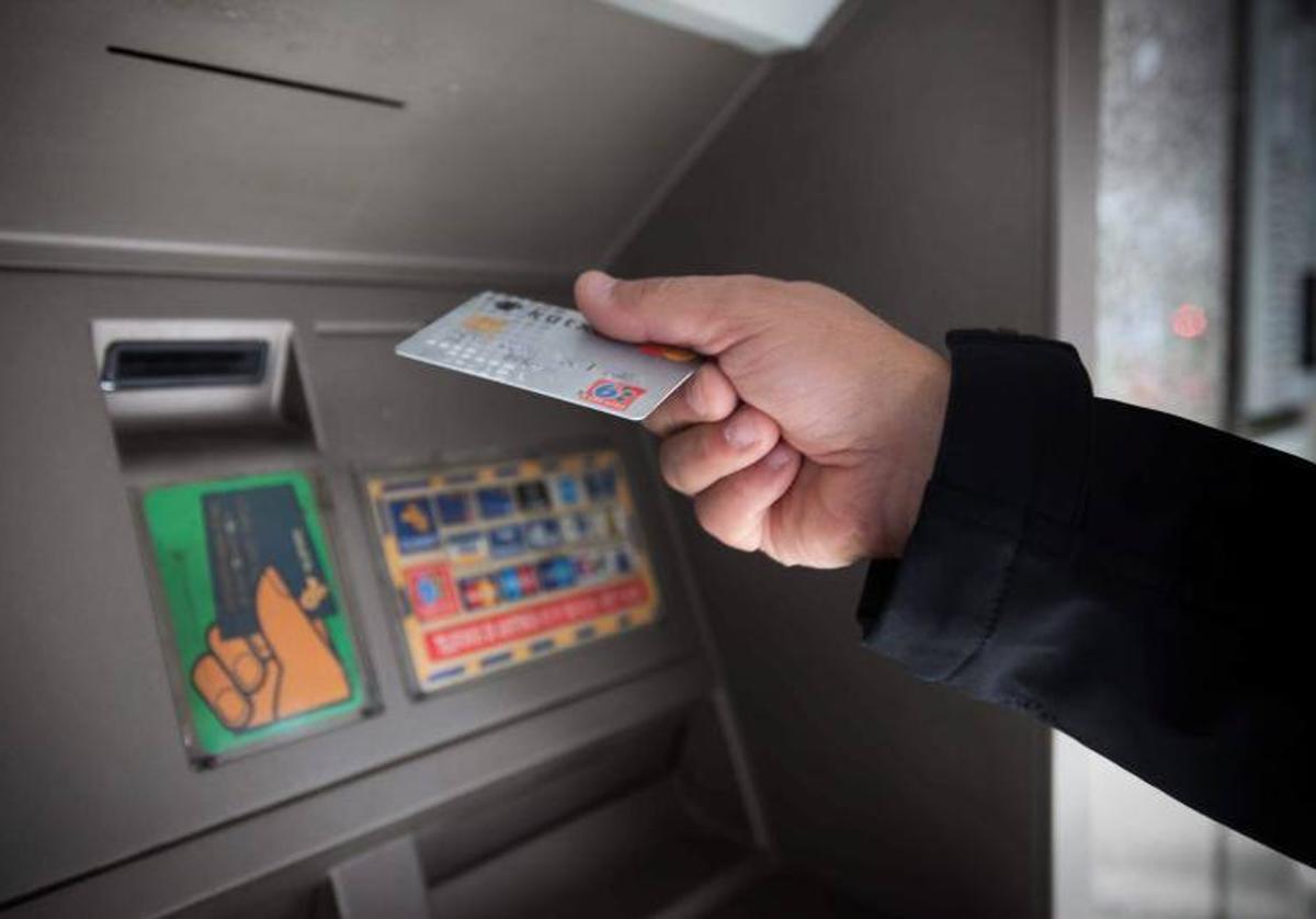 Un usuario utilizando su tarjeta de crédito en un cajero
