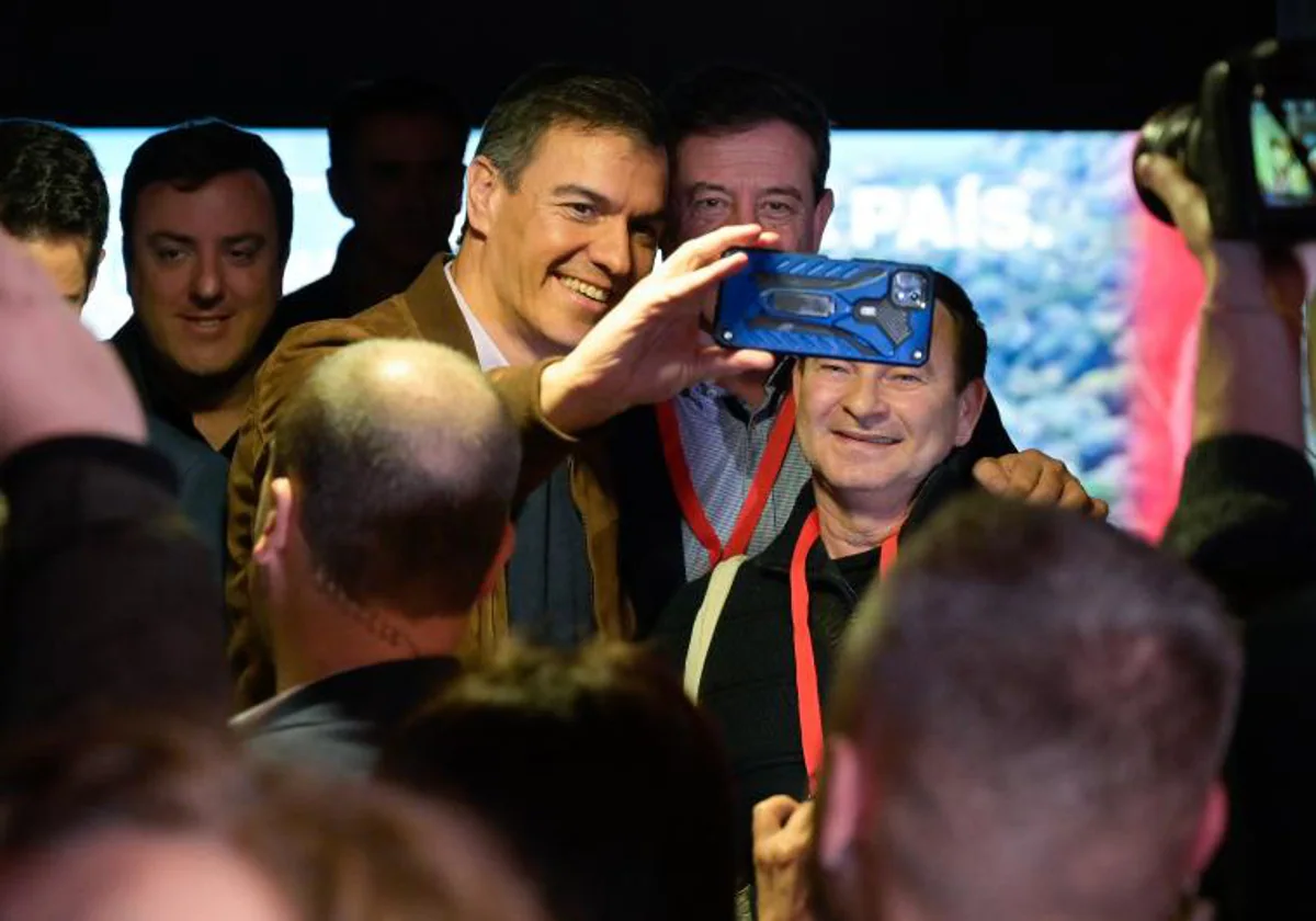 Pedro Sánchez, durante la campaña de las gallegas