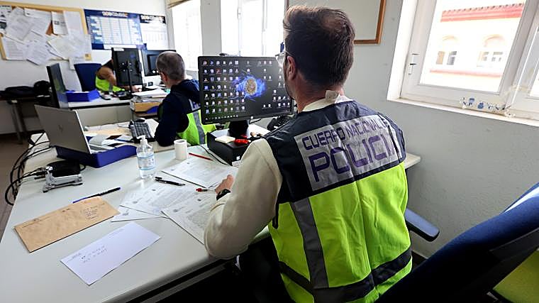 Agentes del Equipo de Delitos Tecnológicos de la Policía Nacional en Córdoba