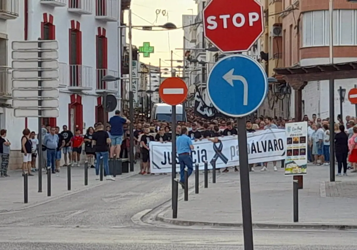 Manifestación por la muerte de un joven en 2022 a las puerta del pub donde trabajaba como portero en Peal de Becerro (Jaén)