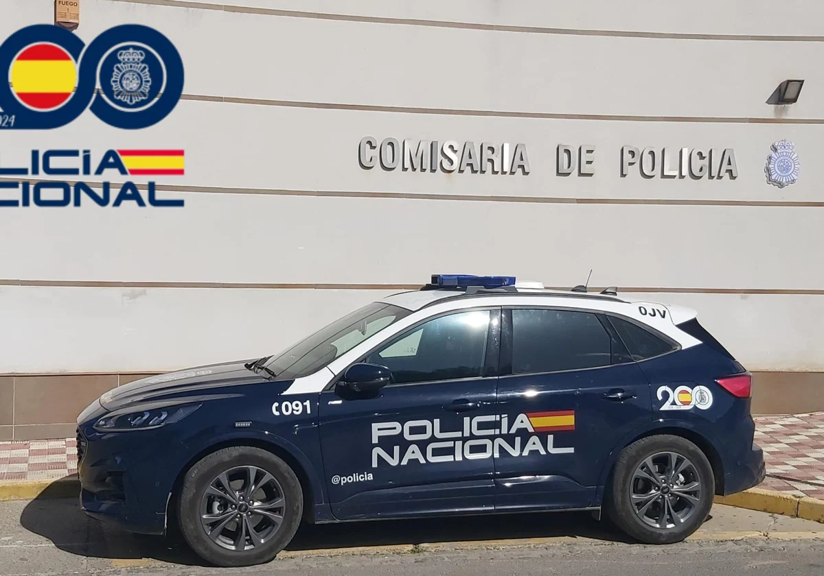 Un coche de la Policía Nacional, ante la comisaría de Sanlúcar de Barrameda