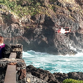 Rescatan a un niño de 12 años y buscan a un adulto desaparecido al caer al mar