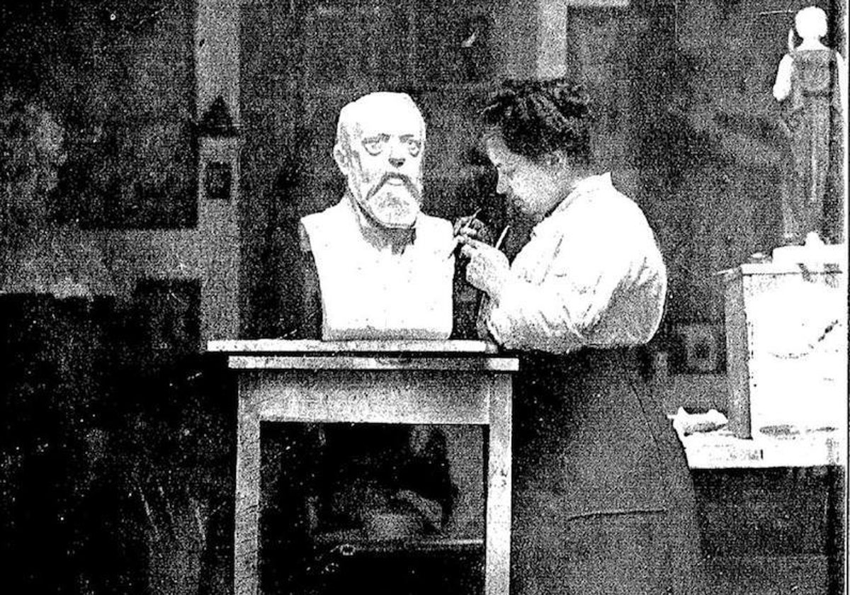 1916 Toledo. Foto de Pura modelando el busto de D. Rafael Ramírez de Arellano que aparece en el nº 16 de revista Vida Castellana). https://patrimoniofemeninoencastillalamancha.wordpress.com/