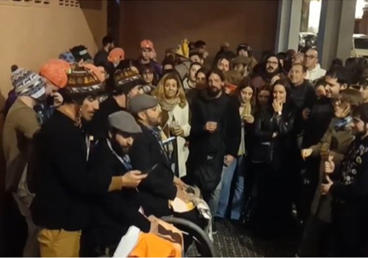 Una de las imágenes del vídeo de la chirigota gaditana difundida en redes sociales.
