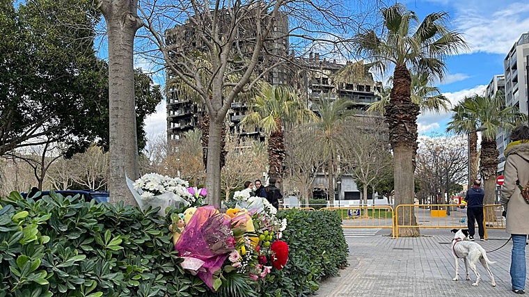Imagen de un homenaje a los fallecidos improvisado en las inmediaciones del edificio incendiado en Valencia