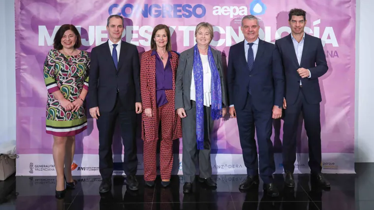 Rosa Sánchez, Marcela Fernández, Manuel Bonilla y Fernando Canós, con miembros del equipo Sabadell