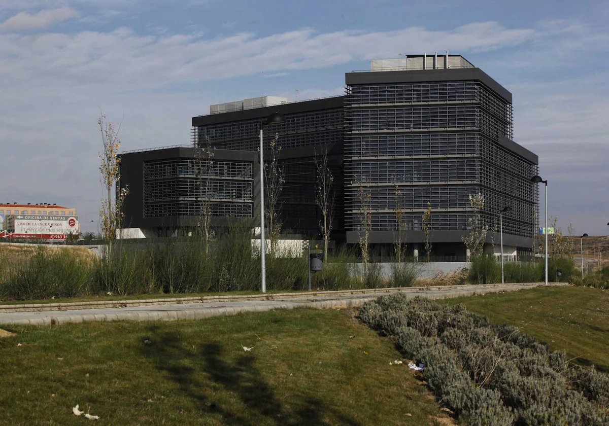 Exterior del edificio conocido como la 'Perla Negra', en Arroyo de la Encomienda (Valladolid)