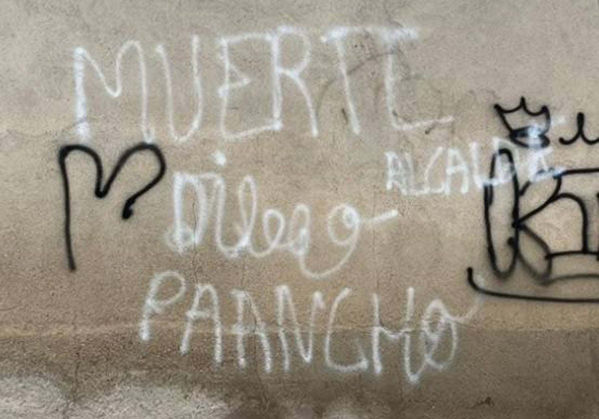 Pintadas contra el alcalde de El Carpio de Tajo