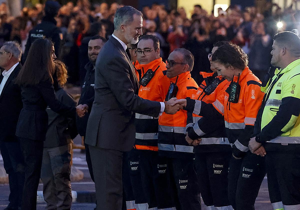 Imagen de los Reyes junto a las víctimas del incendio de Valencia