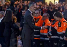 Los Reyes arropan a los afectados y rinden homenaje a los «héroes» del incendio de Valencia