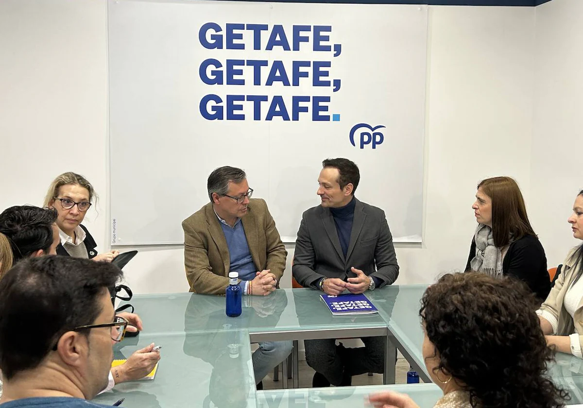 El secretario general del PP de Madrid, Alfonso Serrano, se reunió este lunes con el grupo municipal de su partido en Getafe