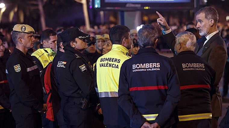 Imagen del Rey en la zona cero del incendio de Campanar