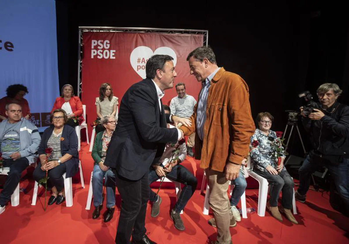 Valentín González Formoso y José Ramón G. Besteiro, en un mitin en As Pontes de la campaña del 28M