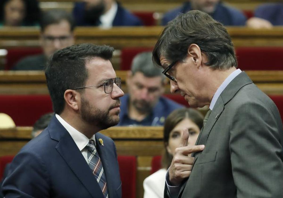 El presidente de la Generalitat, Pere Aragonés, y el líder socialista en Cataluña, Salvador Illa, en el Parlament