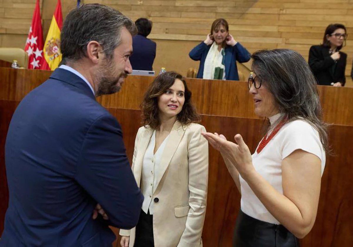 Isabel Díaz Ayuso, entre el consejero Miguel Ángel García y la portavoz de Más Madrid en la Asamblea, Manuela Bergerot