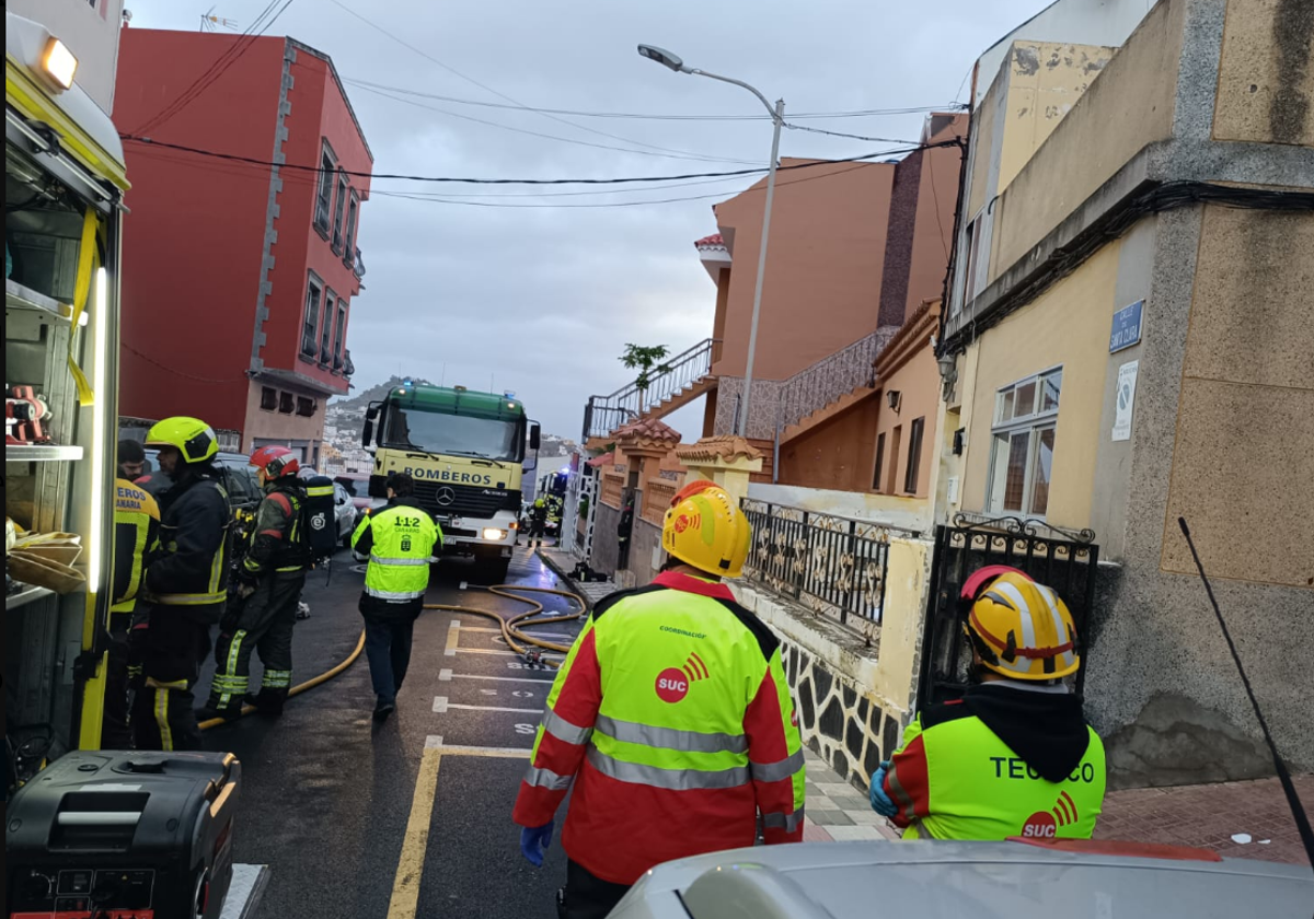 Los servicios de emergencia trabajando en el incendio en la calle Santa Clara en Arucas (Gran Canaria)