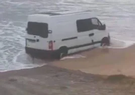 Baja con su furgoneta a la playa y le tienen que sacar de la arena con un tractor: le pueden caer 200.000 euros de multa