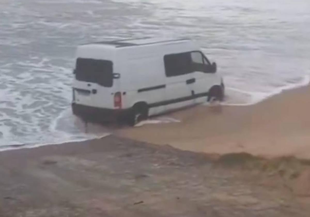 La furgoneta, atrapada en la arena