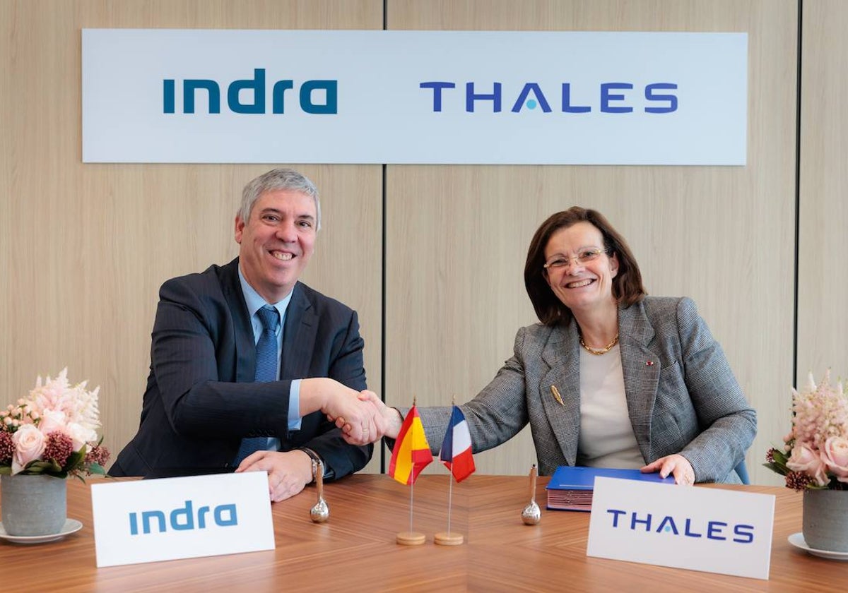 El consejero delegado de Indra, José Vicente de los Mozos, y la vicepresidenta Ejecutiva de Thales, Desarrollo Internacional, Pascale Sourisse