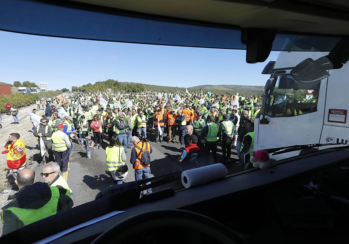 Un momento de la movilización de las principales organizaciones agrarias en la A-45, a la altura de Lucena